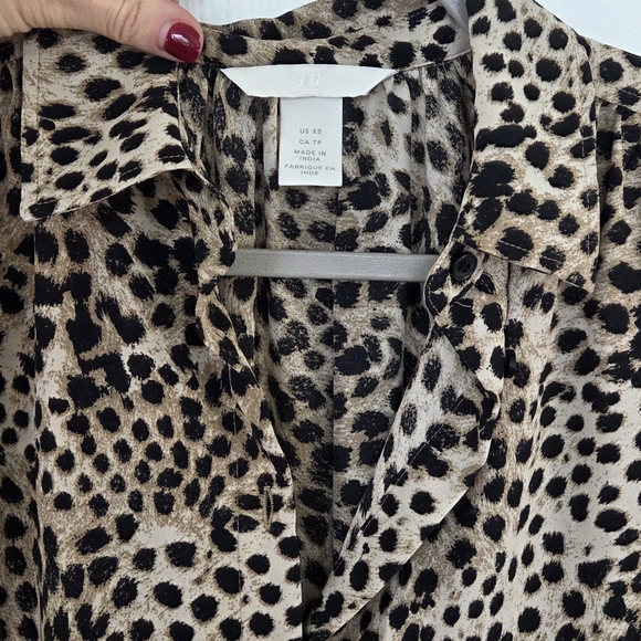 H&M Leopard Print Button-Up Blouse XS Lightweight Flowy Top - Picture 3 of 8